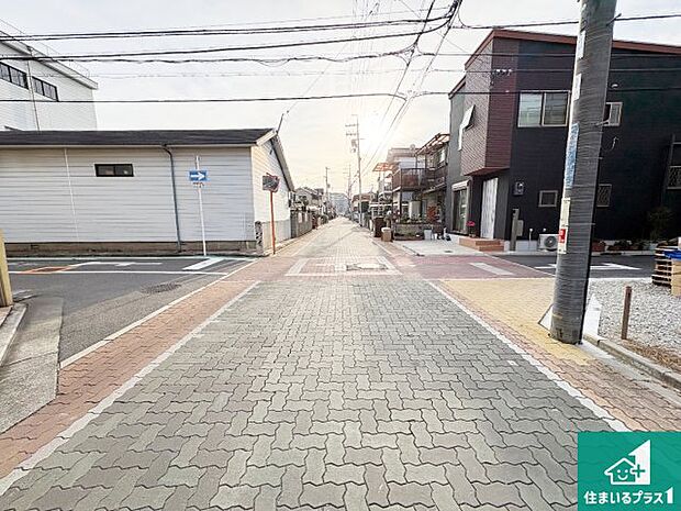 周辺は落ち着いた街並みの住宅地！子育てがしやすい住環境です！まだ未完成ですが、現地でしかわからない事もございます。是非一度ご覧ください。