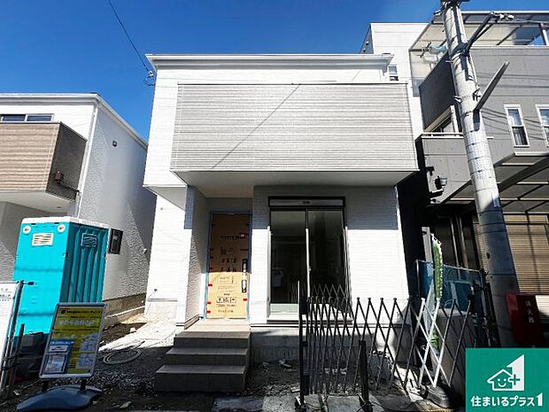 周辺は落ち着いた街並みの住宅地！子育てがしやすい住環境です！まだ未完成ですが、現地でしかわからない事もございます。是非一度ご覧ください。