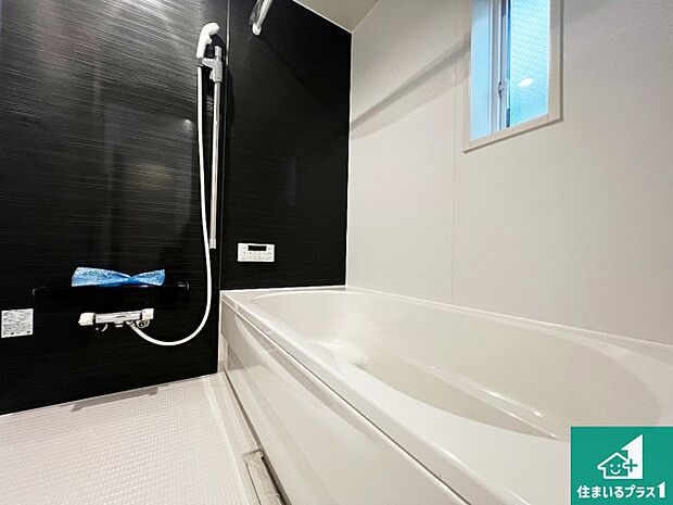 足をゆったり伸ばして寛げる浴槽です。窓が設けられていますので差し込む光が明るく穏やかな雰囲気にしてくれます♪浴室乾燥機も設置しているので、雨の日の洗濯物も安心です♪