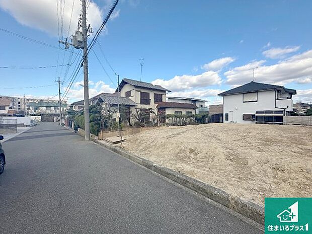 周辺は落ち着いた街並みの住宅地!子育てがしやすい住環境です!まだ未完成ですが、現地でしかわからない事もございます。是非一度ご覧ください。