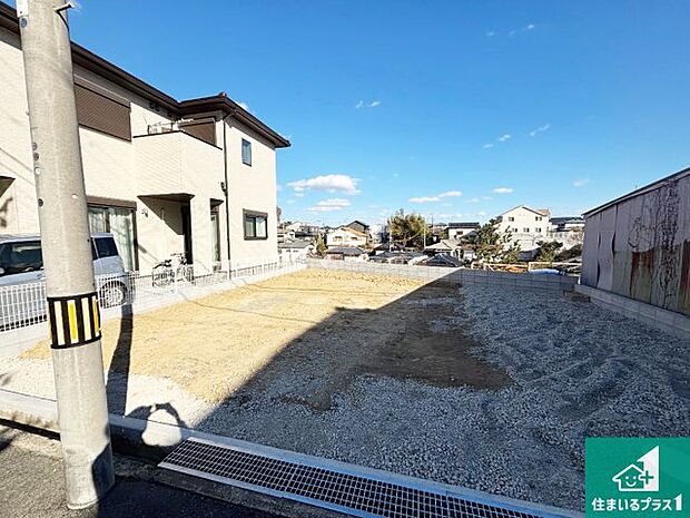 周辺は落ち着いた街並みの住宅地!子育てがしやすい住環境です!まだ未完成ですが、現地でしかわからない事もございます。是非一度ご覧ください。