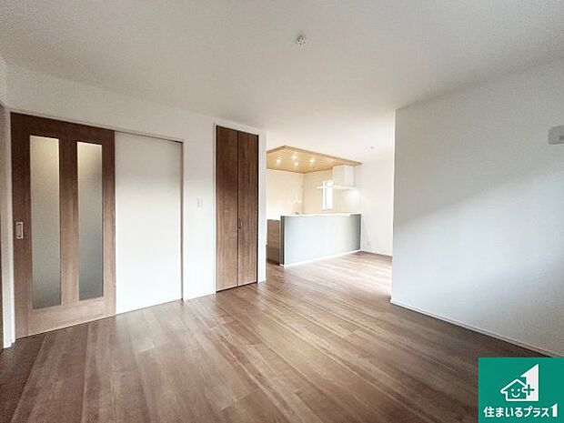 日当たり良好の明るいリビングで朝の目覚めもスッキリできそう!対面キッチンでご家族のコミュニケーションも自然と増える設計!小さなお子様が遊ぶスペースを作っても広々とくつろげるLDK!