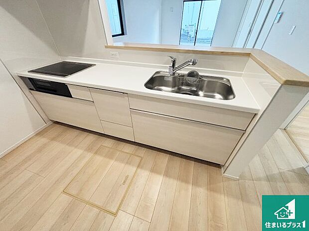 収納豊富!浄水器付きキッチン!お子さまの様子を見ながらお料理を楽しむことができますね。家族のコミュニケーションが増え会話もはずみそう!