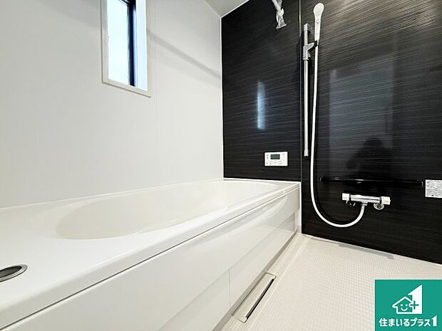 足をゆったり伸ばして一日の疲れを癒してくれる浴槽。窓は少し高めに設置することで、外部からの視線も気にならない設計にし、かつ差し込む光が明るく穏やかな雰囲気にしてくれます！