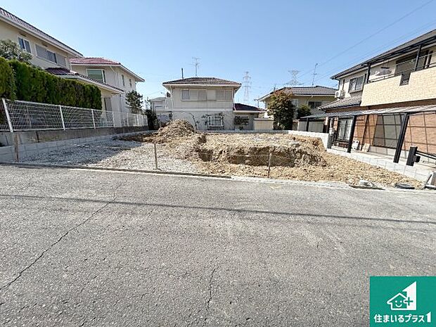 周辺は落ち着いた街並みの住宅地!子育てがしやすい住環境です!まだ未完成ですが、現地でしかわからない事もございます。是非一度ご覧ください。