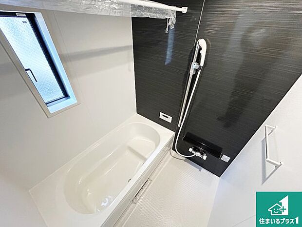 足をゆったり伸ばして寛げる浴槽です。窓が設けられていますので差し込む光が明るく穏やかな雰囲気にしてくれます♪浴室乾燥機も設置しているので、雨の日の洗濯物も安心です♪