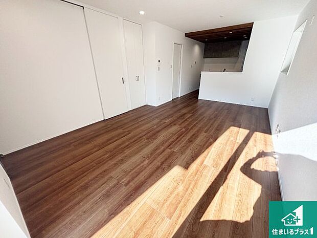 日当たり良好の明るいリビングで朝の目覚めもスッキリできそう!対面キッチンでご家族のコミュニケーションも自然と増える設計!小さなお子様が遊ぶスペースを作っても広々とくつろげるLDK!