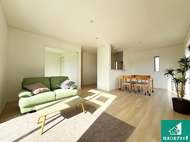 太陽の光が差し込むとっても明るいリビング!思わず微笑みたくなる居心地の良さ。家族団らんの時間も増えそうなくつろぎのLDKで、住む人のこだわりを活かすゆとりある空間♪