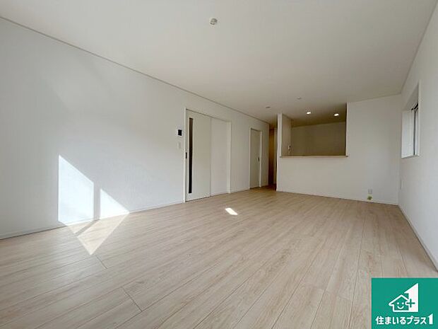 リビングと統一感があり、使い勝手のいいキッチン。広々としているので、二人並んで作業が出来ちゃいます。お子様と一緒に色々なお料理に挑戦できるスペースがあります。