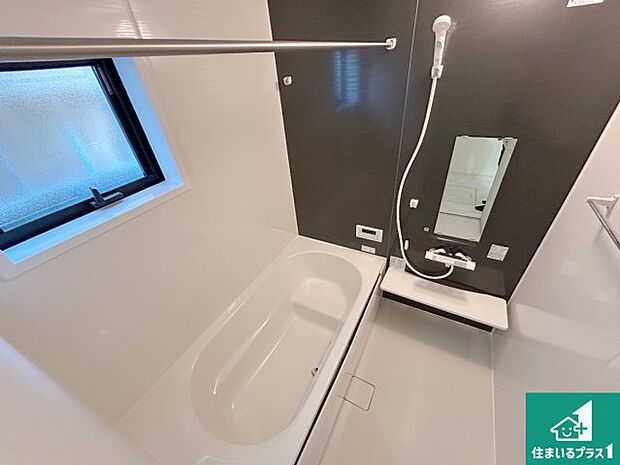 足をゆったり伸ばして寛げる浴槽です。窓が設けられていますので差し込む光が明るく穏やかな雰囲気にしてくれます♪浴室乾燥機も設置しているので、雨の日の洗濯物も安心です♪