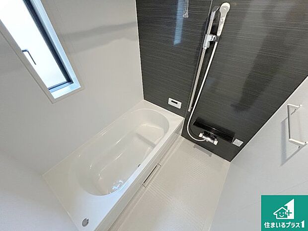 足をゆったり伸ばして一日の疲れを癒してくれる浴槽。窓は少し高めに設置することで、外部からの視線も気にならない設計にし、かつ差し込む光が明るく穏やかな雰囲気にしてくれます！