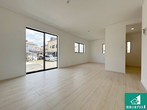 太陽の光が差し込むとっても明るいリビング!思わず微笑みたくなる居心地の良さ。家族団らんの時間も増えそうなくつろぎのLDKで、住む人のこだわりを活かすゆとりある空間♪