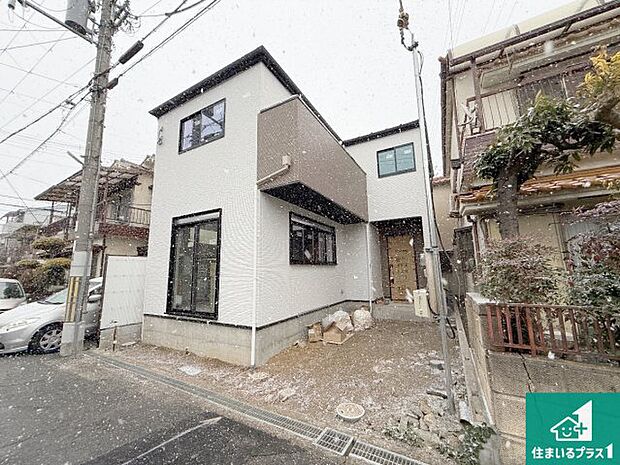 周辺は落ち着いた街並みの住宅地!子育てがしやすい住環境です!まだ未完成ですが、現地でしかわからない事もございます。是非一度ご覧ください。