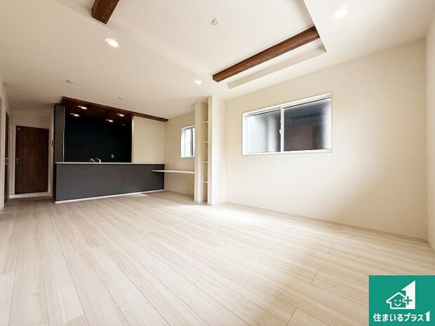 シンプルなリビングは、観葉植物等のインテリアを楽しめますね!パパ好みにも、ママ好みにも家具次第で雰囲気を変えることができます!