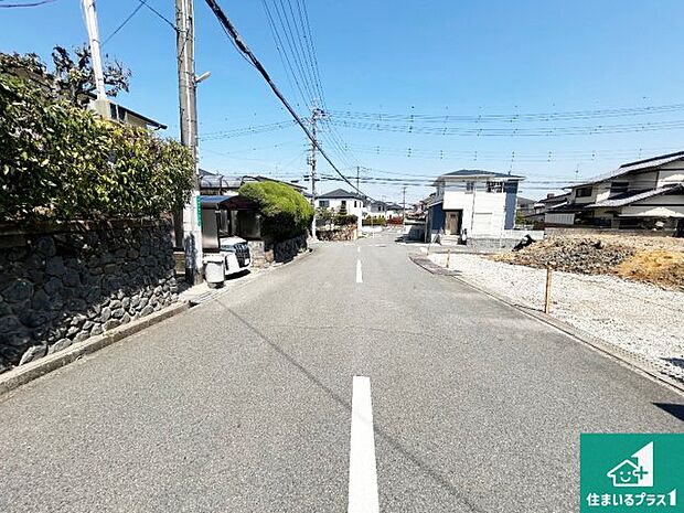 周辺は落ち着いた街並みの住宅地！子育てがしやすい住環境です！まだ未完成ですが、現地でしかわからない事もございます。是非一度ご覧ください。