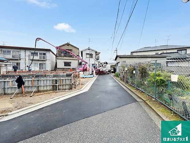 周辺は落ち着いた街並みの住宅地!子育てがしやすい住環境です!まだ未完成ですが、現地でしかわからない事もございます。是非一度ご覧ください。