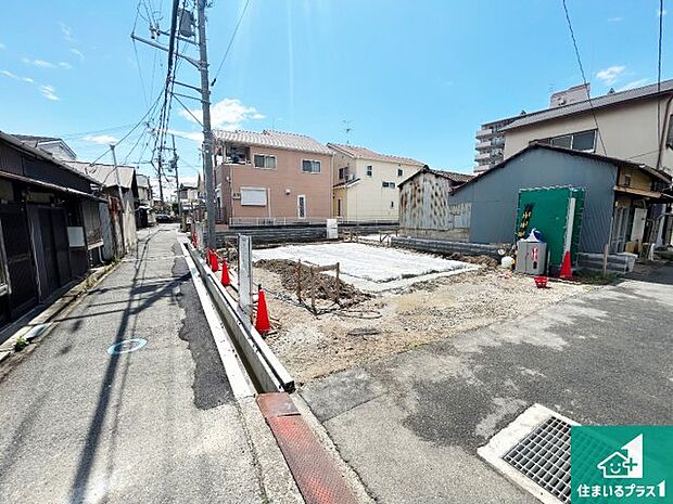 周辺は落ち着いた街並みの住宅地！子育てがしやすい住環境です！まだ未完成ですが、現地でしかわからない事もございます。是非一度ご覧ください。