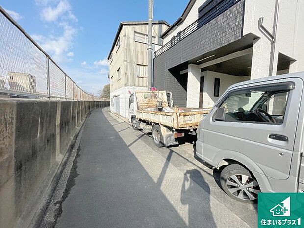周辺は落ち着いた街並みの住宅地!子育てがしやすい住環境です!まだ未完成ですが、現地でしかわからない事もございます。是非一度ご覧ください。