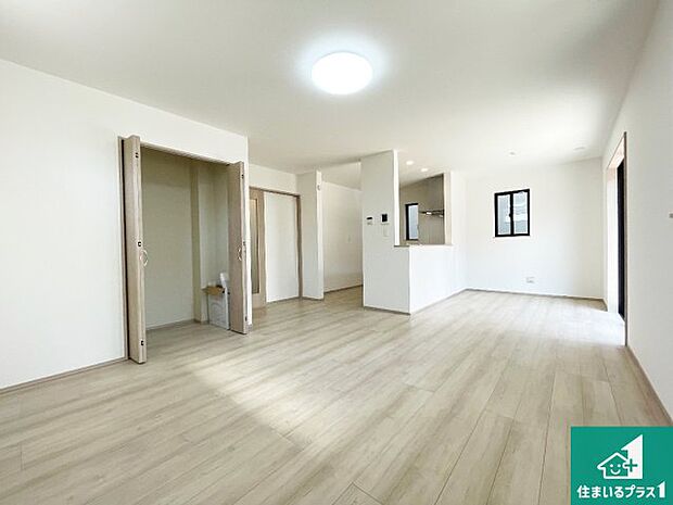 シンプルなリビングは、ソファーを置いたり、観葉植物を置いたり、家具の配置やインテリアで住む人のこだわりを活かすゆとりある空間にしてください♪