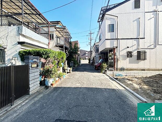 周辺は落ち着いた街並みの住宅地！子育てがしやすい住環境です！まだ未完成ですが、現地でしかわからない事もございます。是非一度ご覧ください。