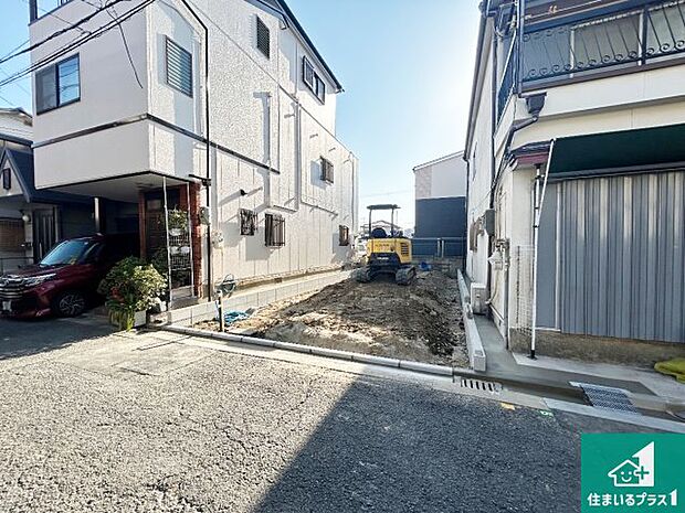 周辺は落ち着いた街並みの住宅地！子育てがしやすい住環境です！まだ未完成ですが、現地でしかわからない事もございます。是非一度ご覧ください。