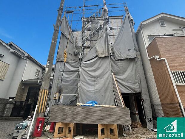 周辺は落ち着いた街並みの住宅地！子育てがしやすい住環境です！まだ未完成ですが、現地でしかわからない事もございます。是非一度ご覧ください。