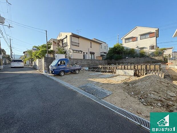 周辺は落ち着いた街並みの住宅地！子育てがしやすい住環境です！まだ未完成ですが、現地でしかわからない事もございます。是非一度ご覧ください。
