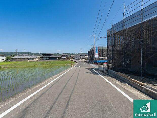 周辺は閑静な住宅街！前面道路広々で車の出し入れも便利です。駐車が苦手な方でも安心して車庫入れできます！