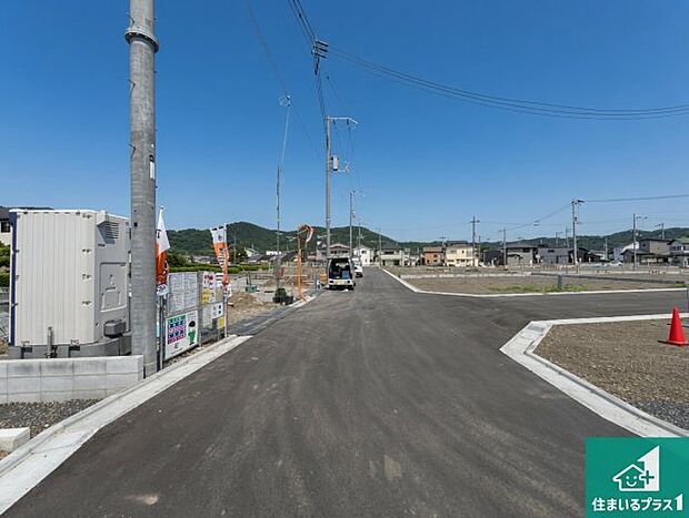 周辺は落ち着いた街並みの住宅地！子育てがしやすい住環境です！まだ未完成ですが、現地でしかわからない事もございます。是非一度ご覧ください。