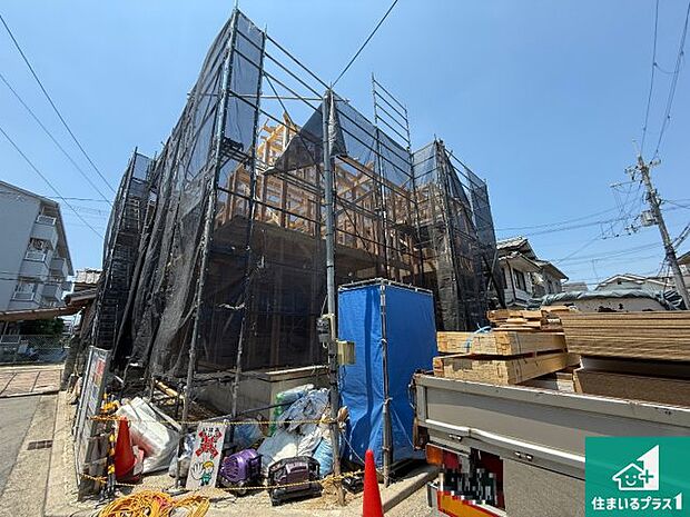 周辺は落ち着いた街並みの住宅地!子育てがしやすい住環境です!まだ未完成ですが、現地でしかわからない事もございます。是非一度ご覧ください。