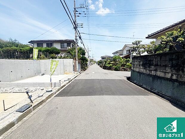 周辺は閑静な住宅街です。前面道路もしっかりと有りますので車の出し入れも安心ですよ!