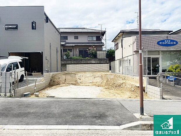 周辺は落ち着いた街並みの住宅地!子育てがしやすい住環境です!まだ未完成ですが、現地でしかわからない事もございます。是非一度ご覧ください。