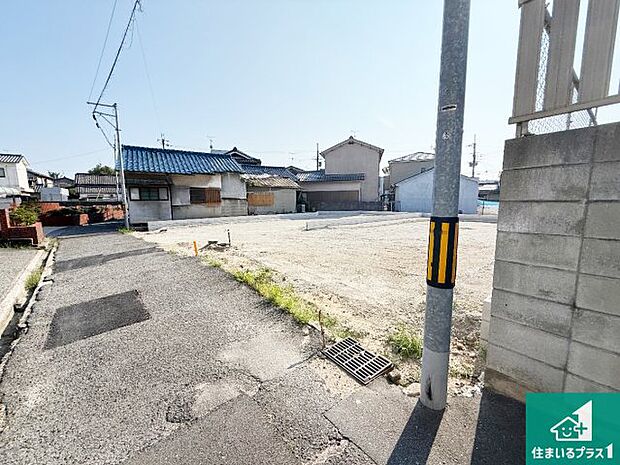 周辺は落ち着いた街並みの住宅地!子育てがしやすい住環境です!まだ未完成ですが、現地でしかわからない事もございます。是非一度ご覧ください。