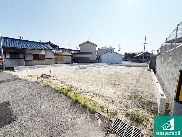 周辺は落ち着いた街並みの住宅地!子育てがしやすい住環境です!まだ未完成ですが、現地でしかわからない事もございます。是非一度ご覧ください。