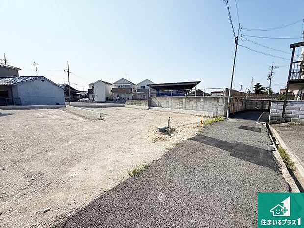 周辺は落ち着いた街並みの住宅地!子育てがしやすい住環境です!まだ未完成ですが、現地でしかわからない事もございます。是非一度ご覧ください。