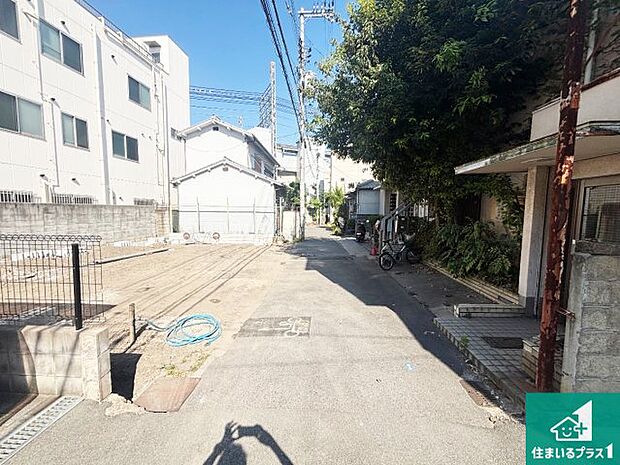 周辺は落ち着いた街並みの住宅地!子育てがしやすい住環境です!まだ未完成ですが、現地でしかわからない事もございます。是非一度ご覧ください。