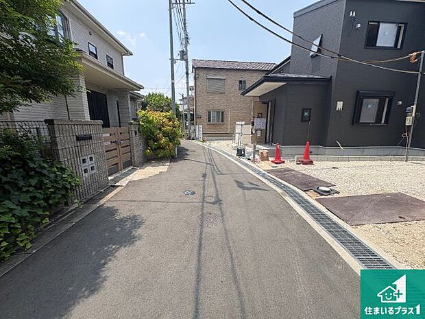 周辺は落ち着いた街並みの住宅地!子育てがしやすい住環境です!まだ未完成ですが、現地でしかわからない事もございます。是非一度ご覧ください。