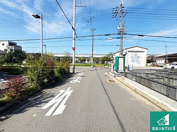 周辺は落ち着いた街並みの住宅地！子育てがしやすい住環境です！まだ未完成ですが、現地でしかわからない事もございます。是非一度ご覧ください。