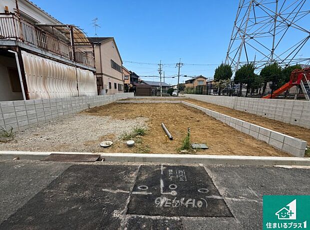 周辺は落ち着いた街並みの住宅地!子育てがしやすい住環境です!まだ未完成ですが、現地でしかわからない事もございます。是非一度ご覧ください。