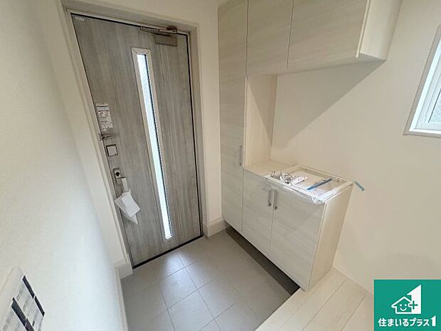 【玄関】シューズボックスにはたくさんの靴が収納できるので玄関周りはいつもスッキリ!ご家族が増えても安心!