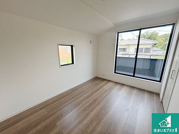 【洋室】シンプルな洋室は、自分好みのインテリアが楽しめます♪ご家族とインテリアや家具を選びに行くのは新築購入時の醍醐味の一つです。ぜひお楽しみください♪