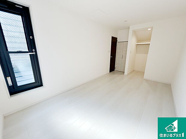 【洋室】シンプルな洋室は、自分好みのインテリアが楽しめます♪ご家族とインテリアや家具を選びに行くのは新築購入時の醍醐味の一つです。ぜひお楽しみください♪