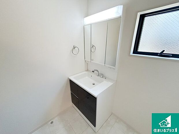 【独立洗面台】清潔感のある洗面台です。フラットな鏡は掃除がしやすく毎日清潔！鏡裏には収納があるのでスッキリとした洗面台が保てます。