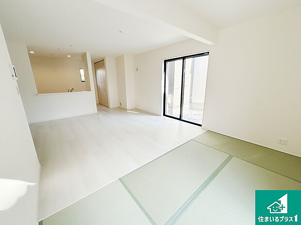 【居間・リビング】日当たり良好の明るいリビングで朝の目覚めもスッキリできそう！対面キッチンでご家族のコミュニケーションも自然と増える設計！小さなお子様が遊ぶスペースを作っても広々とくつろげるLDK！