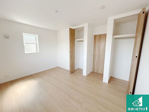 【洋室】寝室は心地よい眠りについてもらいたくて、シンプルかつ開放的な空間な設計にしています！大きな窓から差し込む日が心地いいです♪