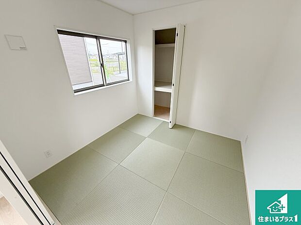 【和室】一室あると便利な和室は客間としてだけでなく、小さなお子様のプレイルームやみんなでお昼寝もいいですね。壁一面のモダンな扉の押し入れもたっぷり収納力!【現地写真】