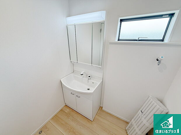 【独立洗面台】清潔感のある洗面台です。フラットな鏡は掃除がしやすく毎日清潔!鏡裏には収納があるのでスッキリとした洗面台が保てます。