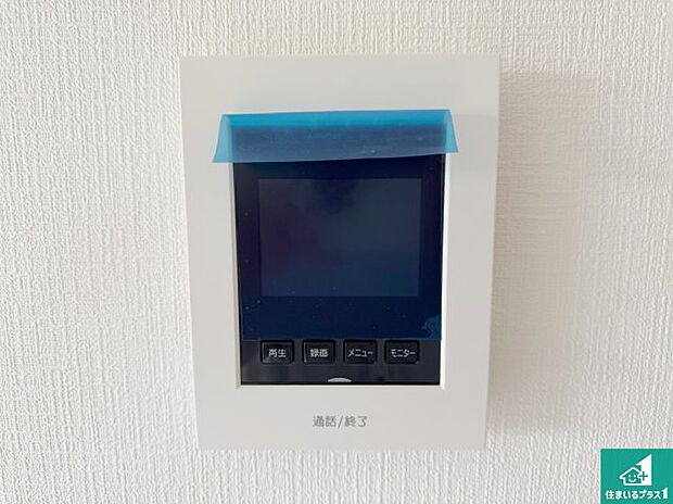 【カラーモニターインターホン】声だけでなく来訪者の姿や顔がモニターで確認できるので、小さなお子様がいらっしゃるご家庭でも安心できます!