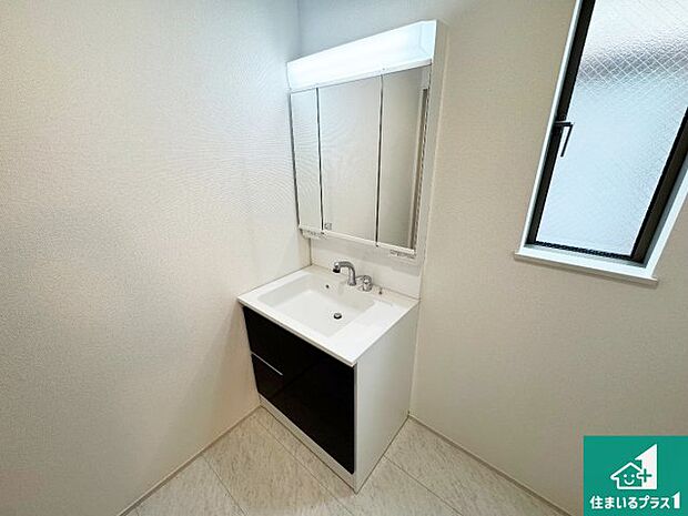 【独立洗面台】清潔感のある洗面台です。フラットな鏡は掃除がしやすく毎日清潔！鏡裏には収納があるのでスッキリとした洗面台が保てます。