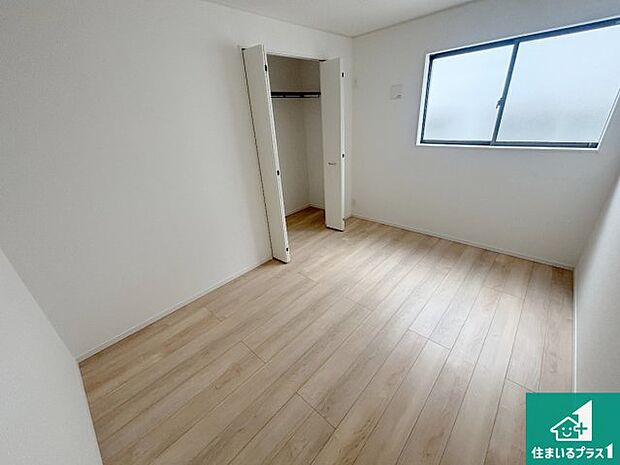 【洋室】シンプルな洋室は、自分好みのインテリアが楽しめます♪ご家族とインテリアや家具を選びに行くのは新築購入時の醍醐味の一つです。ぜひお楽しみください♪